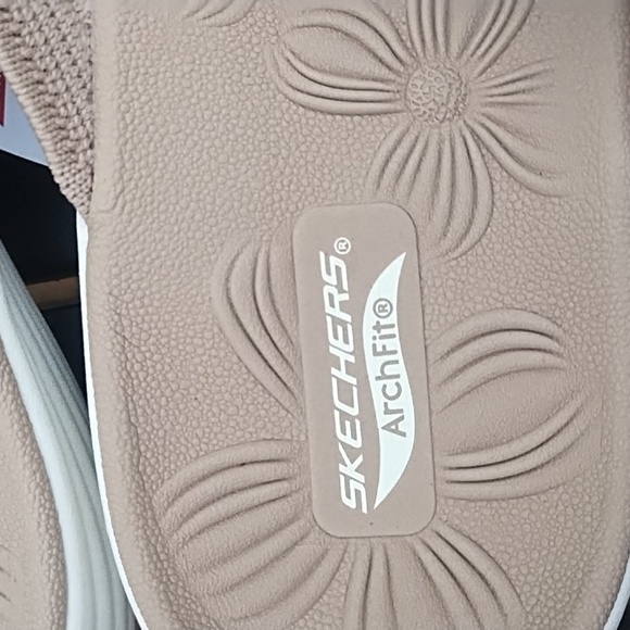 Skechers Women's Tan Flip Flops - Picture 4 of 8